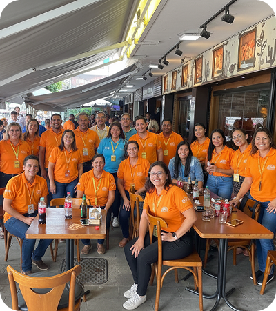 Vendedor de campo profissional bem vestido com tablet na mão, cumprimentando cliente na porta de estabelecimento comercial. Ambiente urbano e moderno